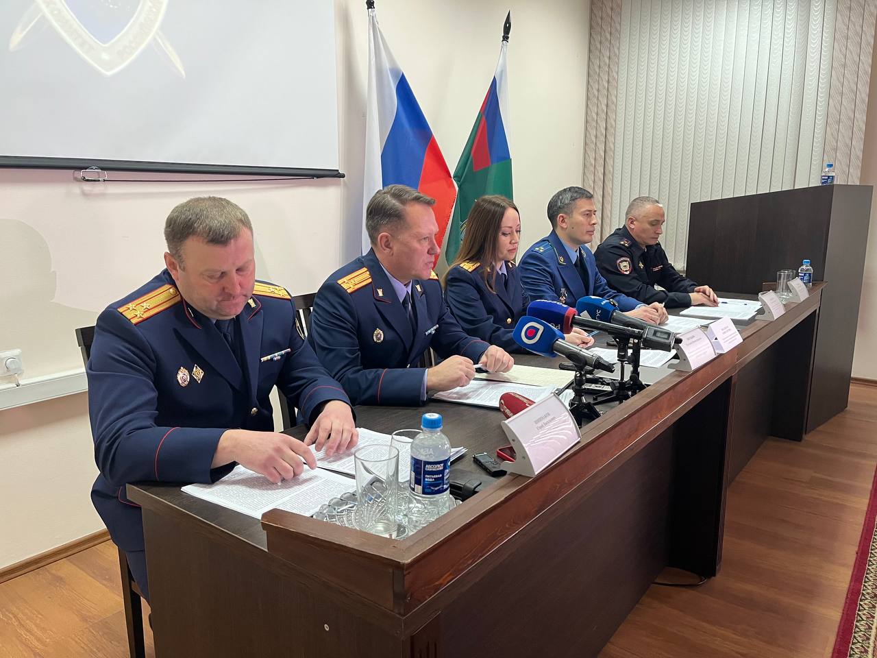 В следственном управлении проходит брифинг, на котором следователи, сотрудники полиции и прокуратуры выступили с докладом о результатах расследования уголовного дела об убийстве Станислава Норбоева и Сэсэг Буиновой, а также...