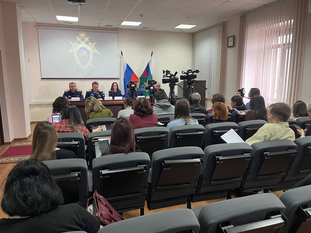 В следственном управлении проходит брифинг, на котором следователи, сотрудники полиции и прокуратуры выступили с докладом о результатах расследования уголовного дела об убийстве Станислава Норбоева и Сэсэг Буиновой, а также... В следственном управлении проходит брифинг, на котором следователи, сотрудники полиции и прокуратуры выступили с докладом о результатах расследования уголовного дела об убийстве Станислава Норбоева и Сэсэг Буиновой, а также...