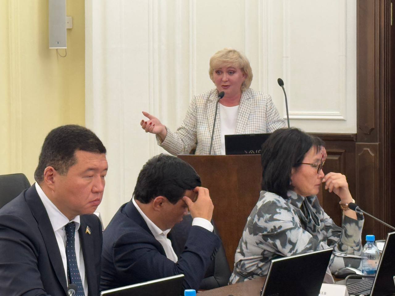 Всего в прошлом году в здравоохранении республики работали 20,5 тыс Всего в прошлом году в здравоохранении республики работали 20,5 тыс