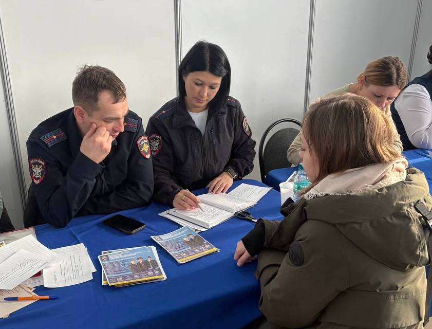 Сотрудники Улан-Удэнского ЛО МВД России на транспорте принимают участие в Ярмарке вакансий