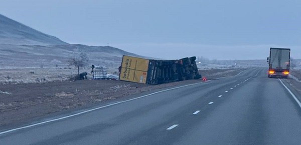 В районе Бурятии фура завалилась на бок