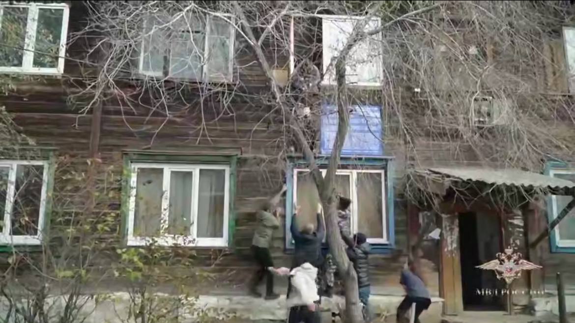 В Улан-Удэ полицейский спас из горящего дома пять человек и собаку В Улан-Удэ полицейский спас из горящего дома пять человек и собаку