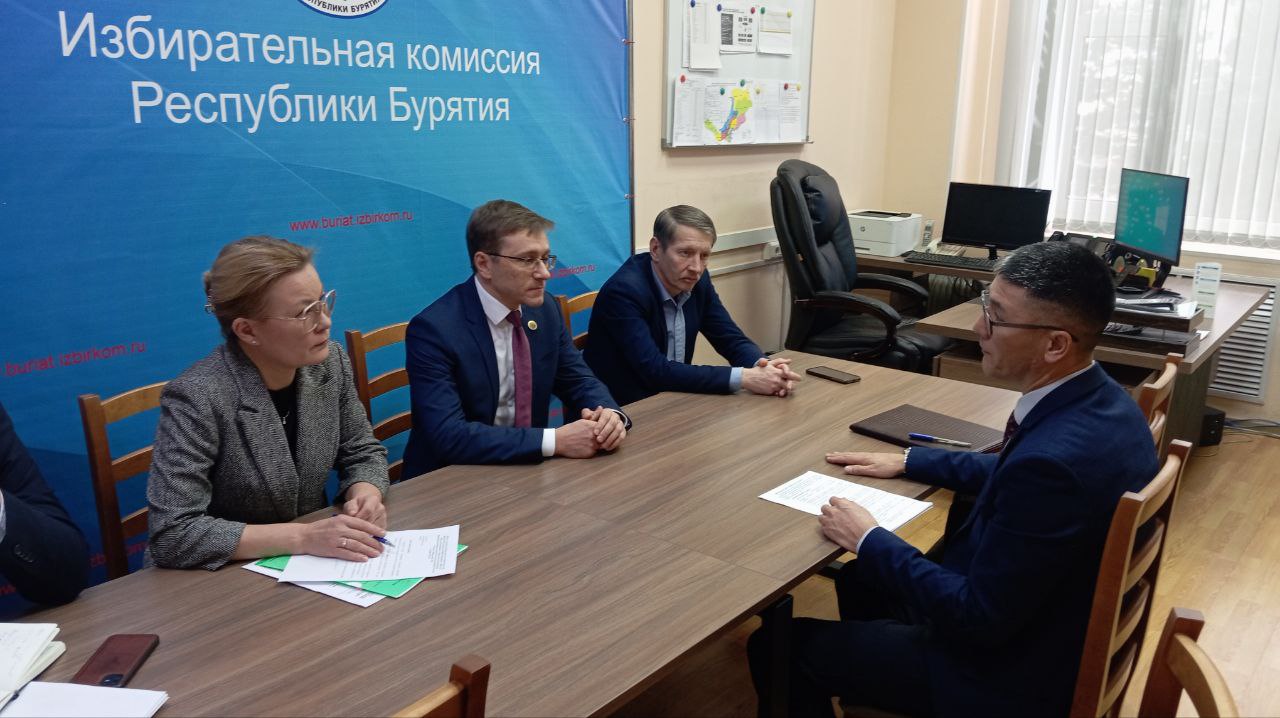 6 ноября 2025 года в Избирательной комиссии Республики Бурятия прошла встреча с руководителем Канцелярии Посольства Киргизской Республики в Российской Федерации в городе Иркутске - Консулом Азаматом Омуралиевым