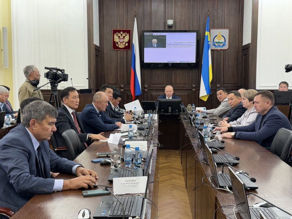 В республиканском парламенте проходит заседание Совета Народного Хурала Бурятии под председательством его руководителя Владимира Павлова