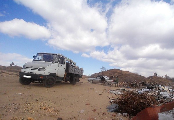 Водителей-поросят нашли. В Октябрьском районе Улан-Удэ водители грузовика и легковушки специально приехали в тихое место, чтобы незаконно сбросить здесь мусор