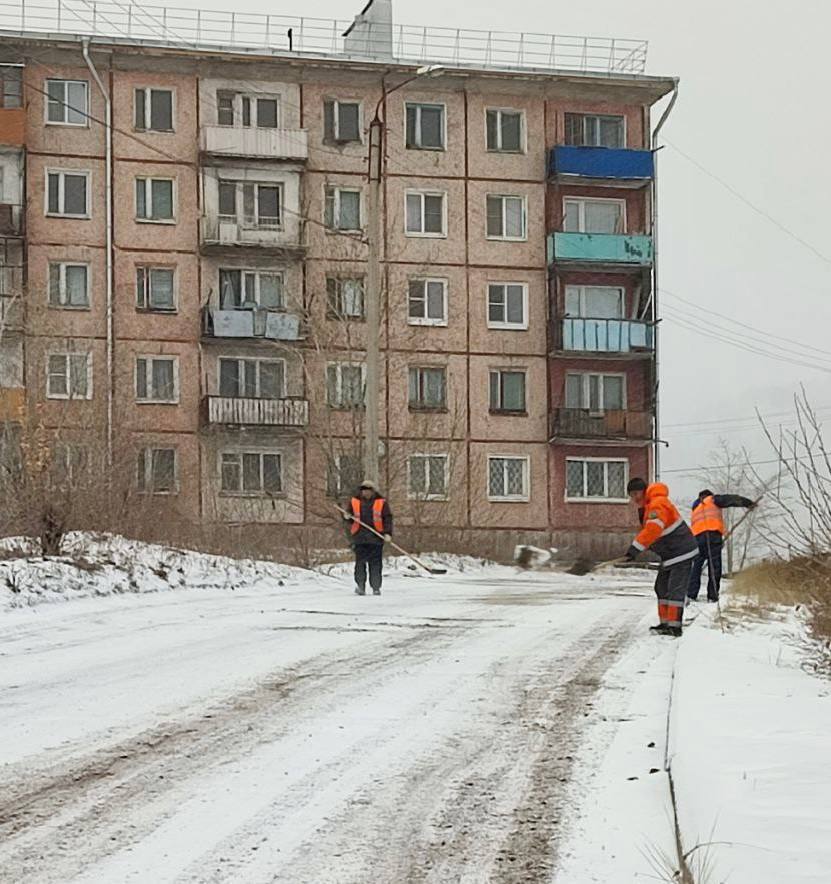 Во всех районах города подсыпают дороги и убирают снег Во всех районах города подсыпают дороги и убирают снег