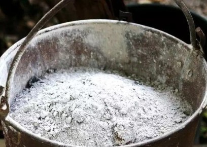 Почему зола в огороде может стать неожиданной проблемой для урожая