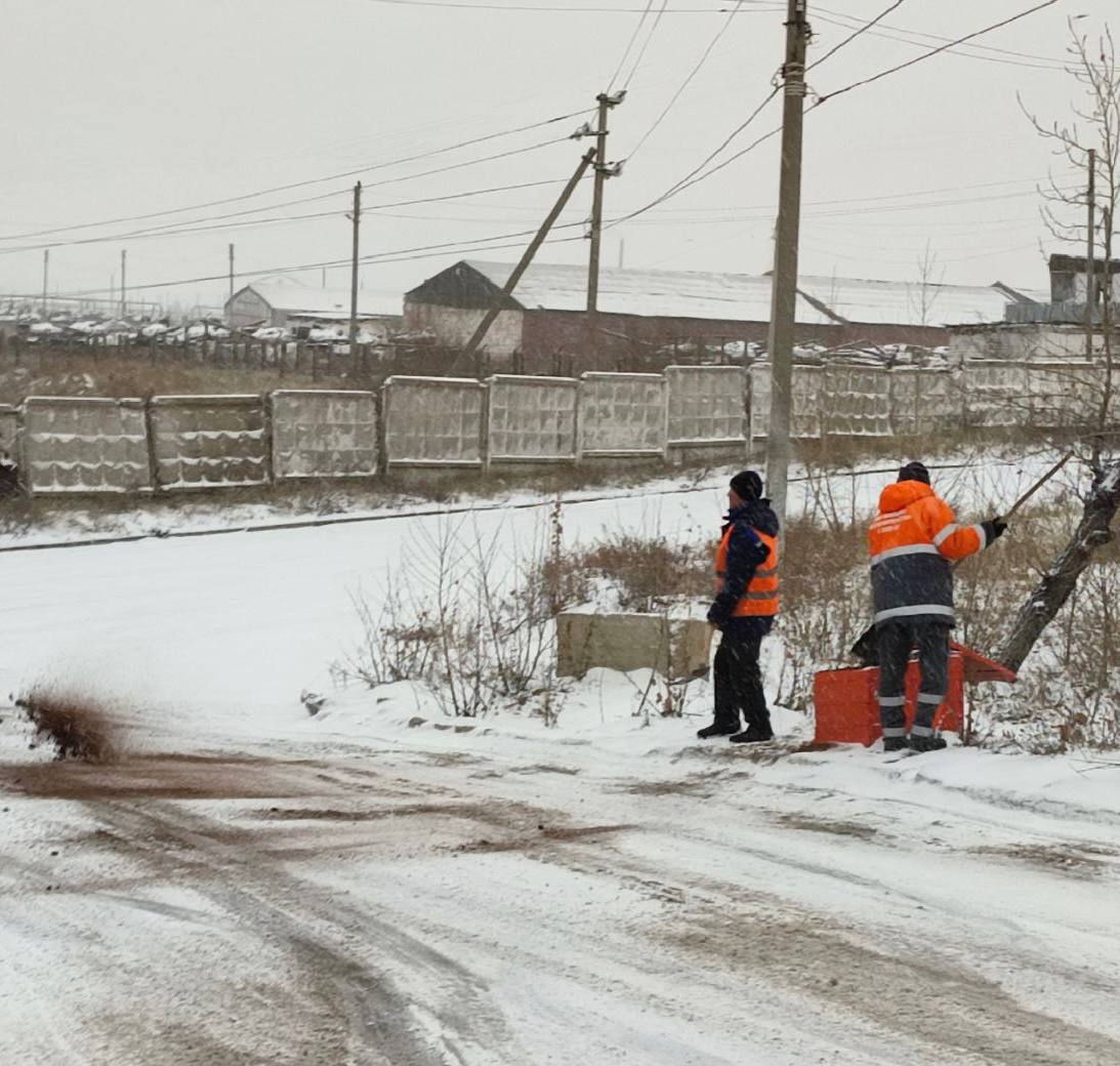 Во всех районах города подсыпают дороги и убирают снег Во всех районах города подсыпают дороги и убирают снег