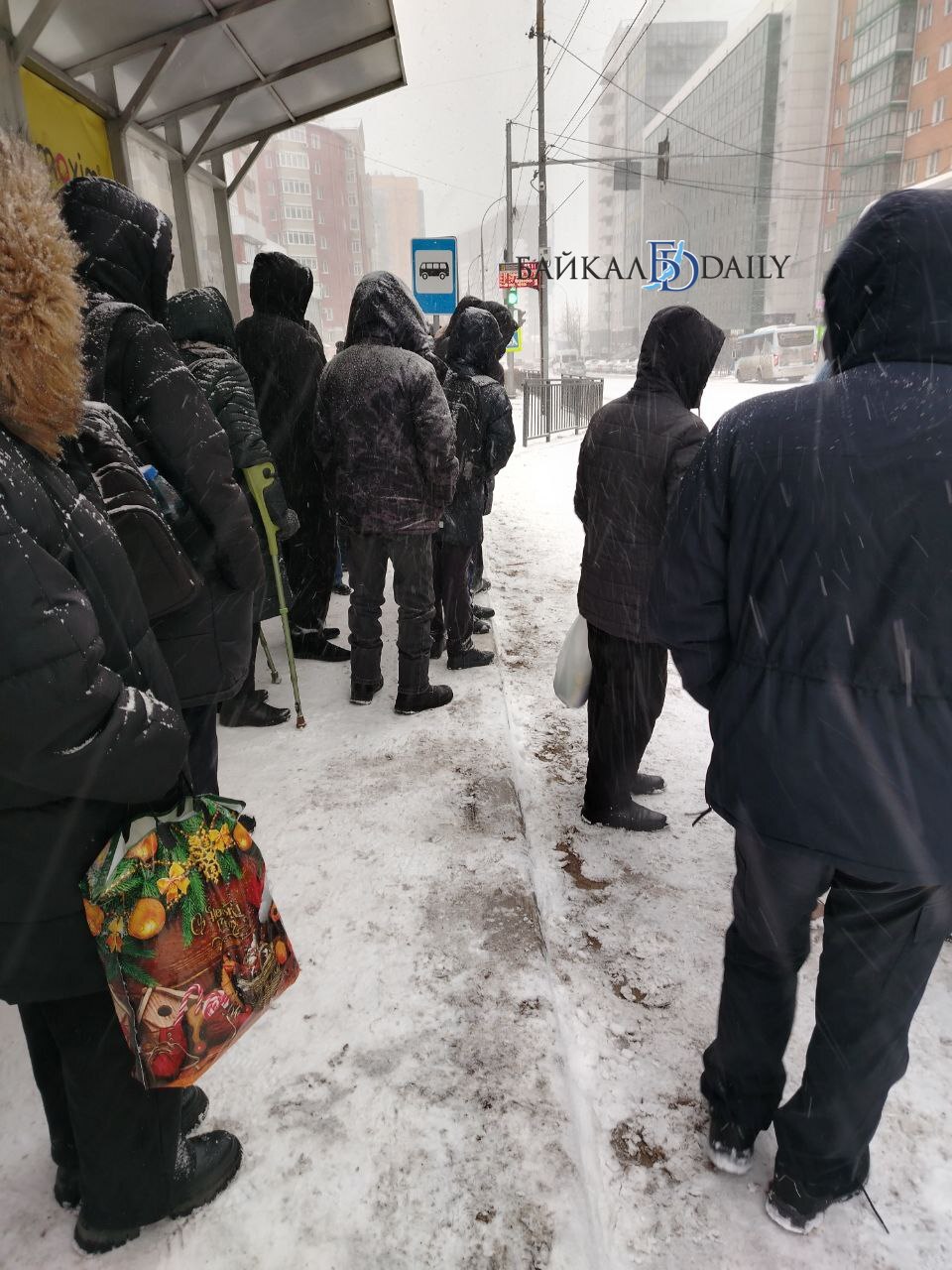 Ещё не вечер, а на остановках уже толпы… Ещё не вечер, а на остановках уже толпы…