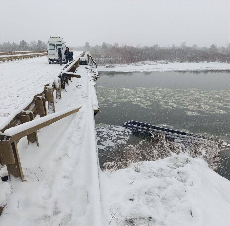Грузовик с углем слетел в реку
