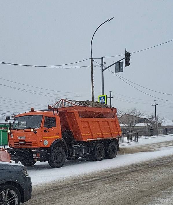 Во всех районах города подсыпают дороги и убирают снег Во всех районах города подсыпают дороги и убирают снег