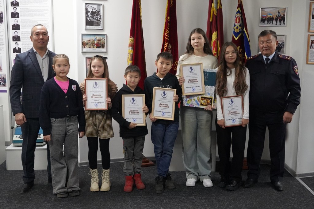 В МВД Бурятии наградили победителей регионального этапа детского конкурса рисунков «Мои родители работают в полиции» В МВД Бурятии наградили победителей регионального этапа детского конкурса рисунков «Мои родители работают в полиции»