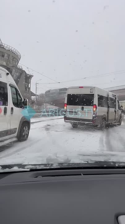 Нам пишут: Буксуют все! Автомобили не могут подняться на Балтахинова