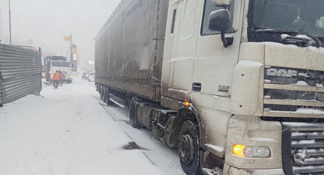 В Улан-Удэ сегодня в условиях снегопада произошёл ряд инцидентов с авто на лысой резине