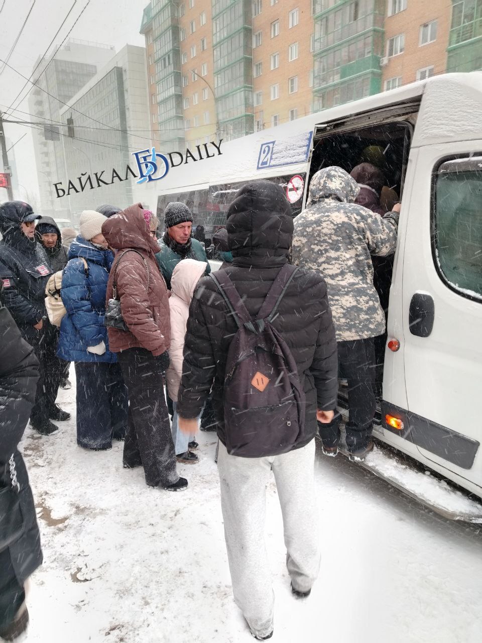 Ещё не вечер, а на остановках уже толпы… Ещё не вечер, а на остановках уже толпы…