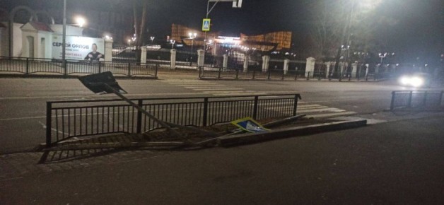 #атвпишут ночью на ФСК ветром выворотило знаки