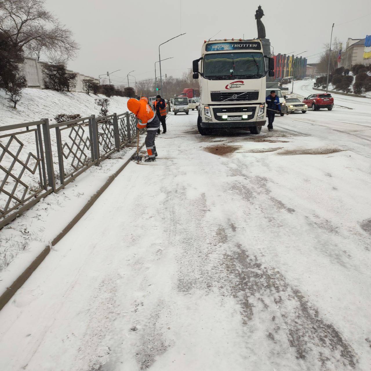 Подсыпают подъем на «Наране», у Селенгинского моста Подсыпают подъем на «Наране», у Селенгинского моста
