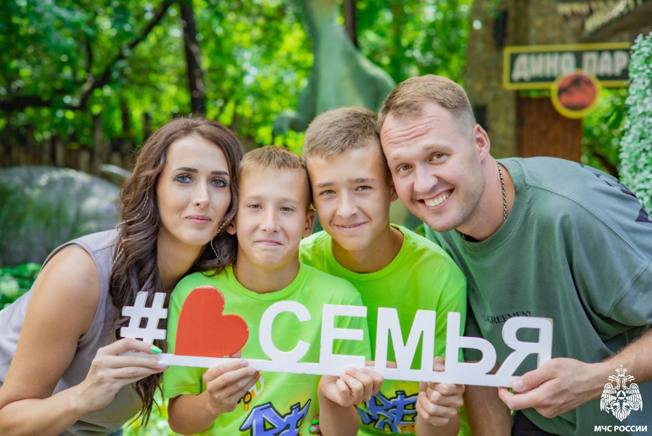 #РовесникиМЧС. Общий день рождения Пример семьи Ананиных – яркое подтверждение того, что МЧС России объединяет не только профессионалов, но и людей, преданных своему делу всей душой #РовесникиМЧС. Общий день рождения Пример семьи Ананиных – яркое подтверждение того, что МЧС России объединяет не только профессионалов, но и людей, преданных своему делу всей душой