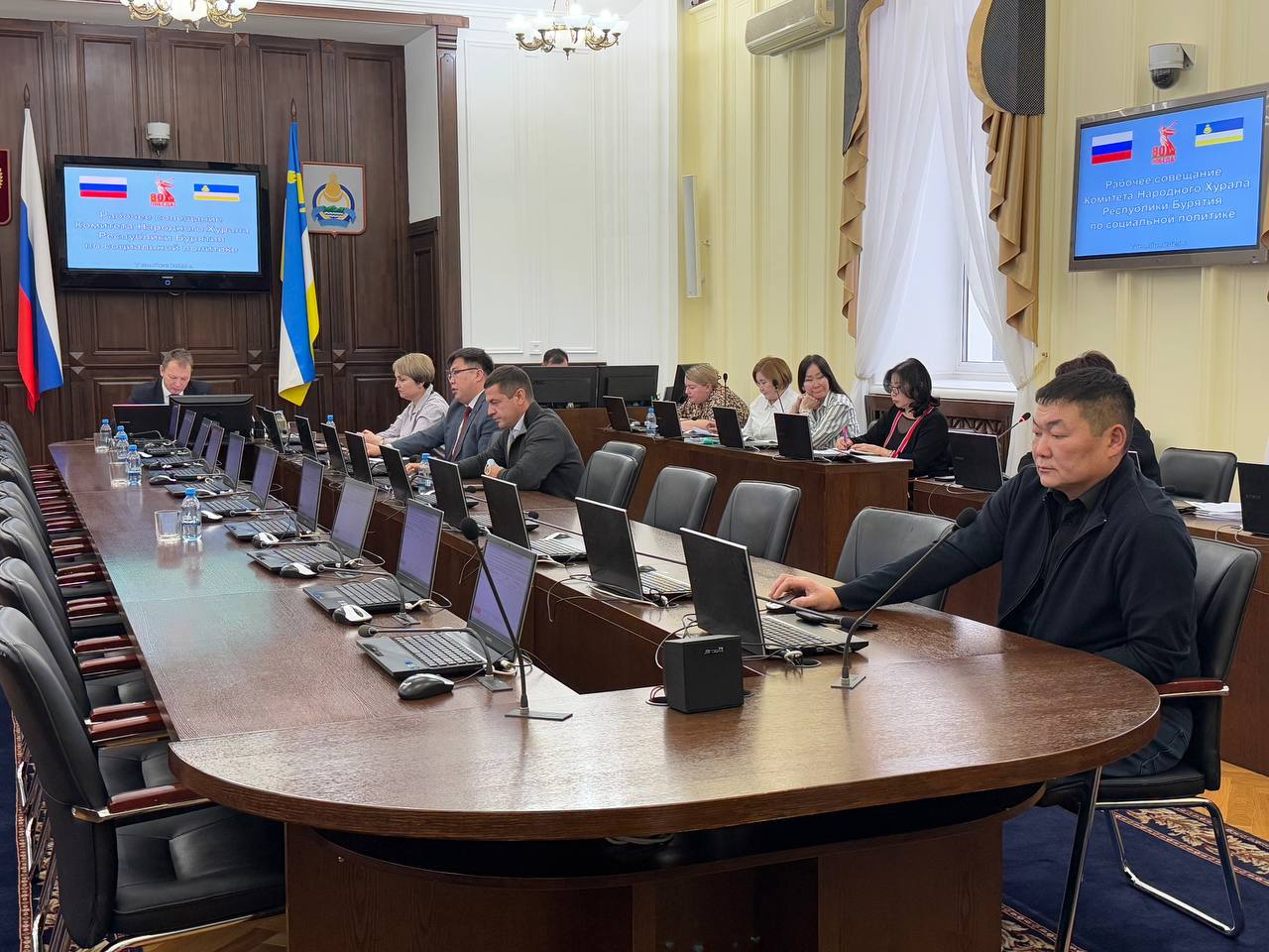 Сегодня заседание Комитета Народного Хурала Бурятии по социальной политике началось с поздравления председателя Игоря Марковца с праздником 7-го ноября