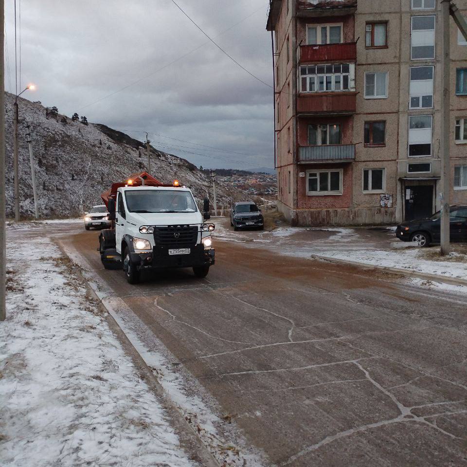 В связи с выпавшим снегом Комбинат по благоустройству города выезжает на подсыпку дорог