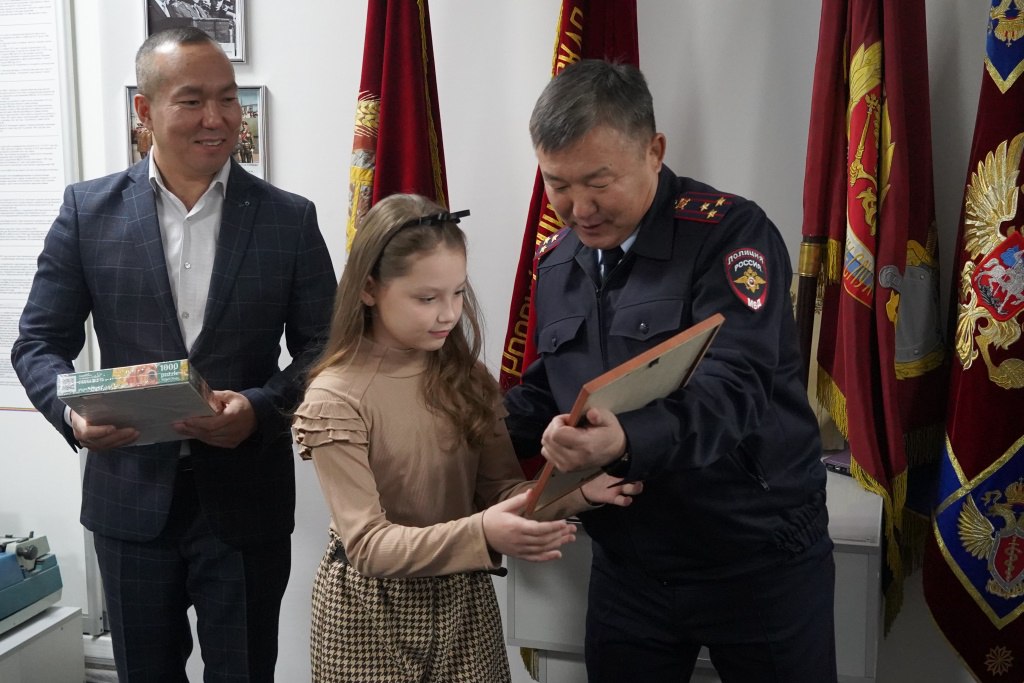 В МВД Бурятии наградили победителей регионального этапа детского конкурса рисунков «Мои родители работают в полиции» В МВД Бурятии наградили победителей регионального этапа детского конкурса рисунков «Мои родители работают в полиции»