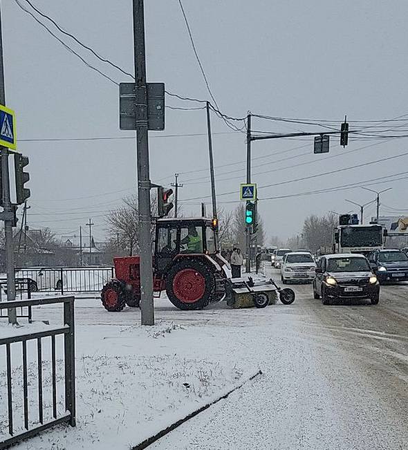 Во всех районах города подсыпают дороги и убирают снег Во всех районах города подсыпают дороги и убирают снег