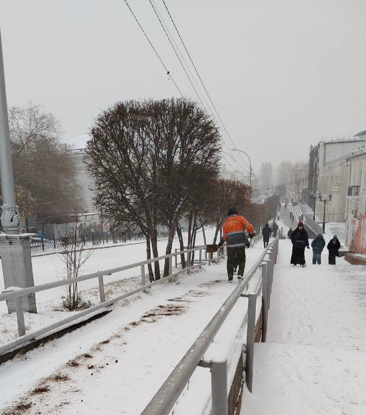 Во всех районах города подсыпают дороги и убирают снег Во всех районах города подсыпают дороги и убирают снег
