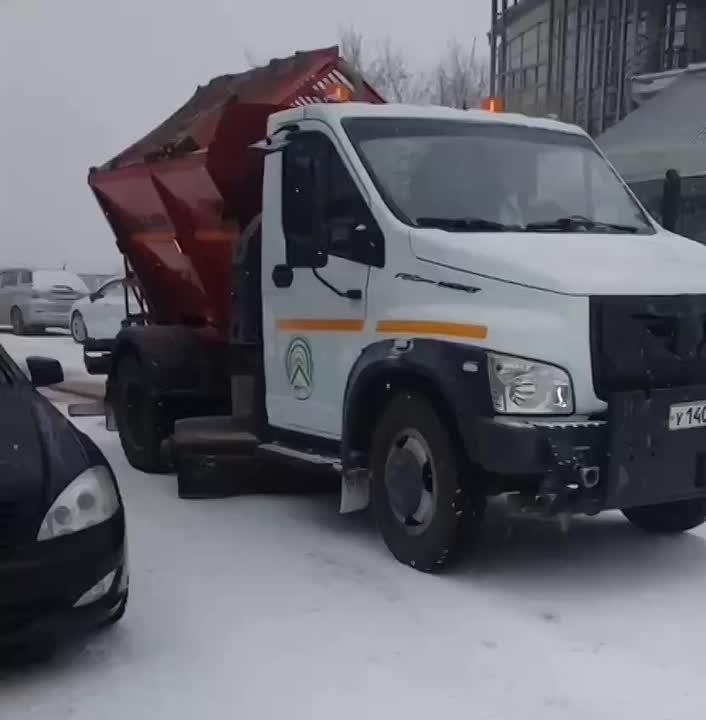 Во всех районах города подсыпают дороги и убирают снег