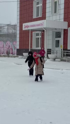 Дети рады первому снегу. Мальчишки и девчонки смеются, лепят снеговиков и кидаются снежками — вот она какая, ноябрьская зима) Водителям еще раз напоминаем: