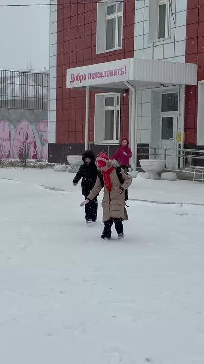 Дети рады первому снегу. Мальчишки и девчонки смеются, лепят снеговиков и кидаются снежками — вот она какая, ноябрьская зима) Водителям еще раз напоминаем: