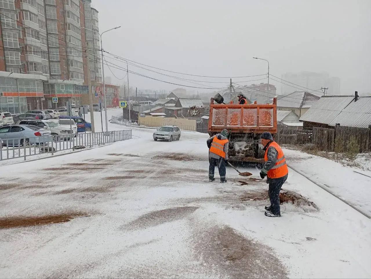 В Улан-Удэ на дорогах работают 12 пескоразбрасывателей В Улан-Удэ на дорогах работают 12 пескоразбрасывателей