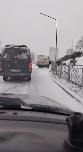 Подъем на ул. Борсоева, 4 машины не могут забраться