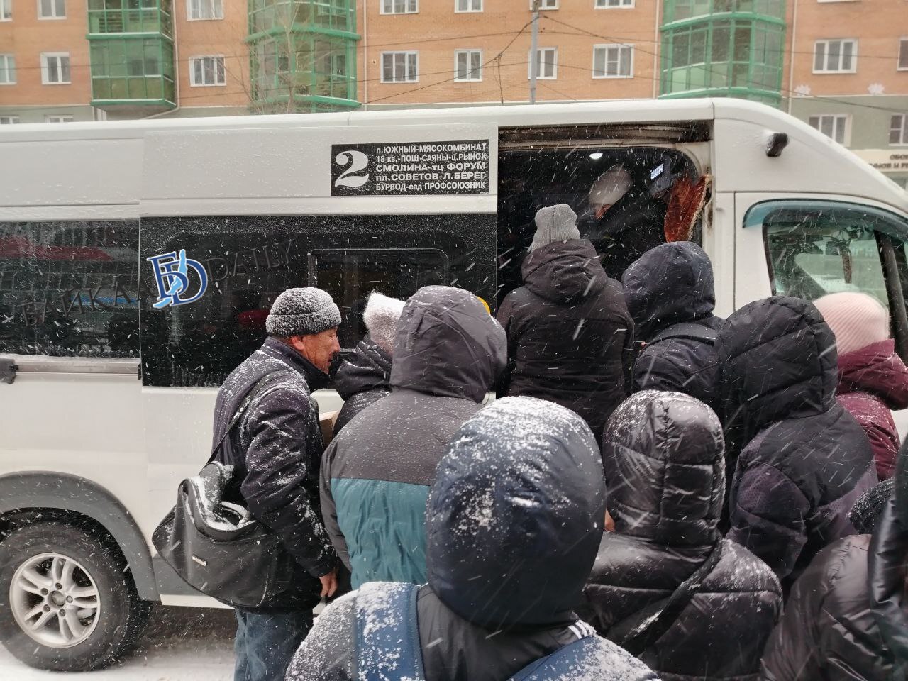 Ещё не вечер, а на остановках уже толпы…