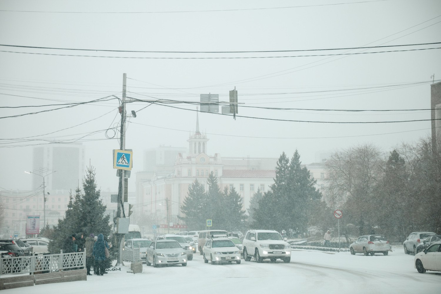 УланУдэ накрыла мощная метель — город утонул в снегу