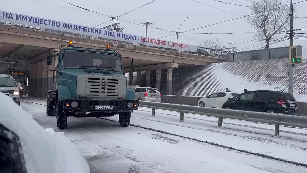 В Улан-Удэ на помощь городским коммунальщикам пришли сотрудники ГИБДД