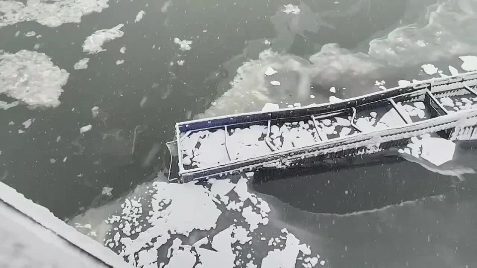 Грузовик слетел с моста в реку в Бурятии, водителя ищут