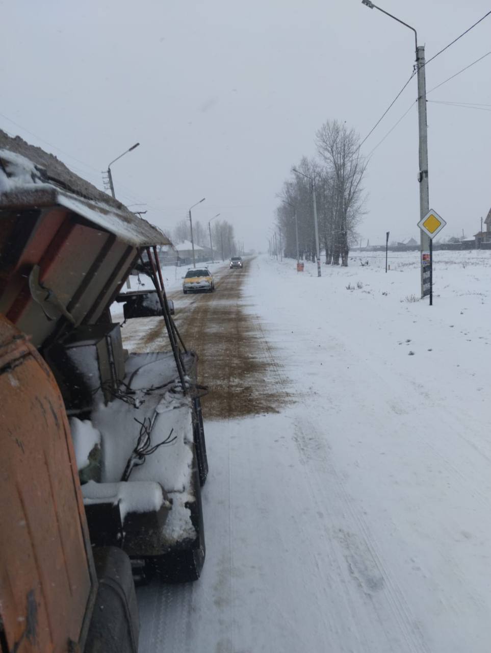 Из-за сильного снегопада дорожники перешли на усиленный режим и работают в круглосуточном режиме Из-за сильного снегопада дорожники перешли на усиленный режим и работают в круглосуточном режиме