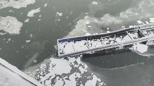 В Кяхтинском районе Бурятии грузовик c углём съехал с моста