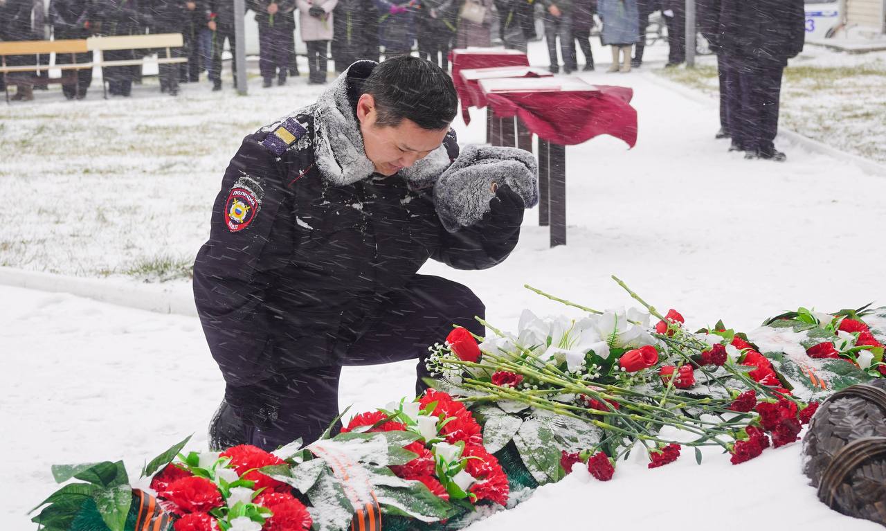 В МВД по Республике Бурятия почтили память сотрудников, погибших при исполнении служебного долга В МВД по Республике Бурятия почтили память сотрудников, погибших при исполнении служебного долга