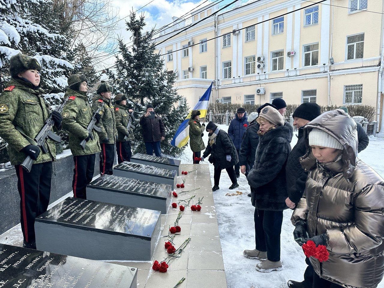 В Улан-Удэ транспортные полицейские и ветераны службы почтили память коллег, погибших при исполнении служебных обязанностей В Улан-Удэ транспортные полицейские и ветераны службы почтили память коллег, погибших при исполнении служебных обязанностей