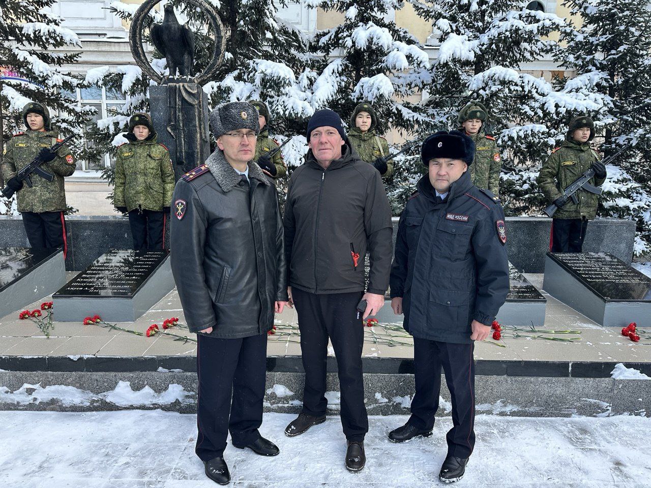 В Улан-Удэ транспортные полицейские и ветераны службы почтили память коллег, погибших при исполнении служебных обязанностей В Улан-Удэ транспортные полицейские и ветераны службы почтили память коллег, погибших при исполнении служебных обязанностей