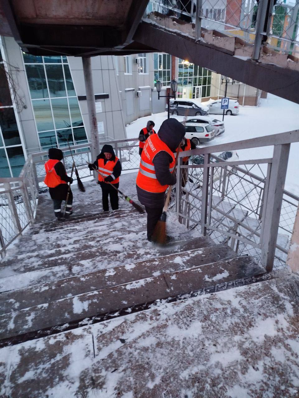 С самого раннего утра, пока город только просыпается, более 100 сотрудников Комбината по благоустройству уже на улицах: они убирают остановки, тротуары, пешеходные зоны и разделительные полосы С самого раннего утра, пока город только просыпается, более 100 сотрудников Комбината по благоустройству уже на улицах: они убирают остановки, тротуары, пешеходные зоны и разделительные полосы