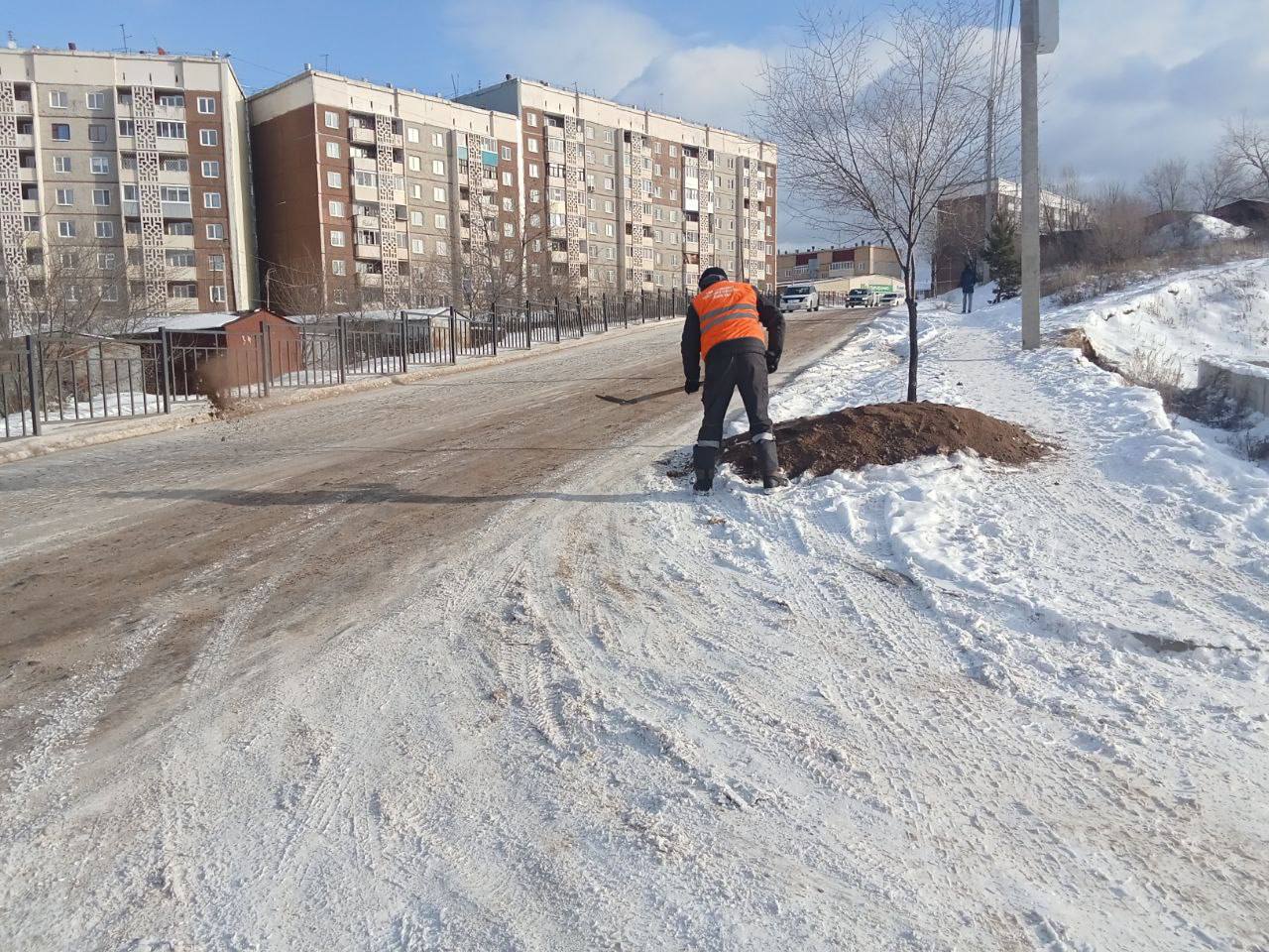 С самого раннего утра, пока город только просыпается, более 100 сотрудников Комбината по благоустройству уже на улицах: они убирают остановки, тротуары, пешеходные зоны и разделительные полосы С самого раннего утра, пока город только просыпается, более 100 сотрудников Комбината по благоустройству уже на улицах: они убирают остановки, тротуары, пешеходные зоны и разделительные полосы