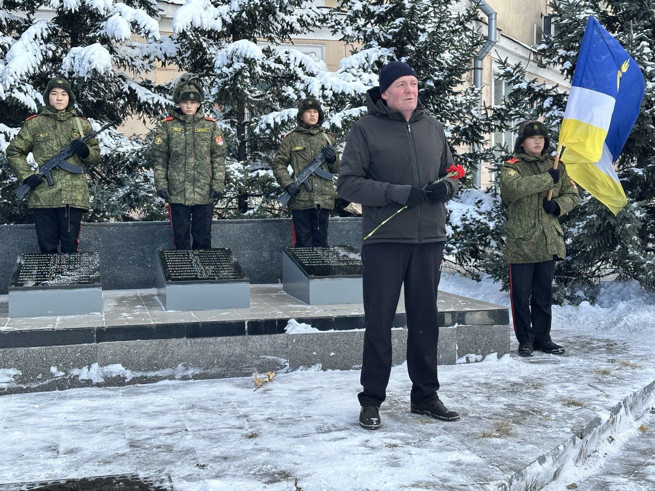 В Улан-Удэ транспортные полицейские и ветераны службы почтили память коллег, погибших при исполнении служебных обязанностей В Улан-Удэ транспортные полицейские и ветераны службы почтили память коллег, погибших при исполнении служебных обязанностей