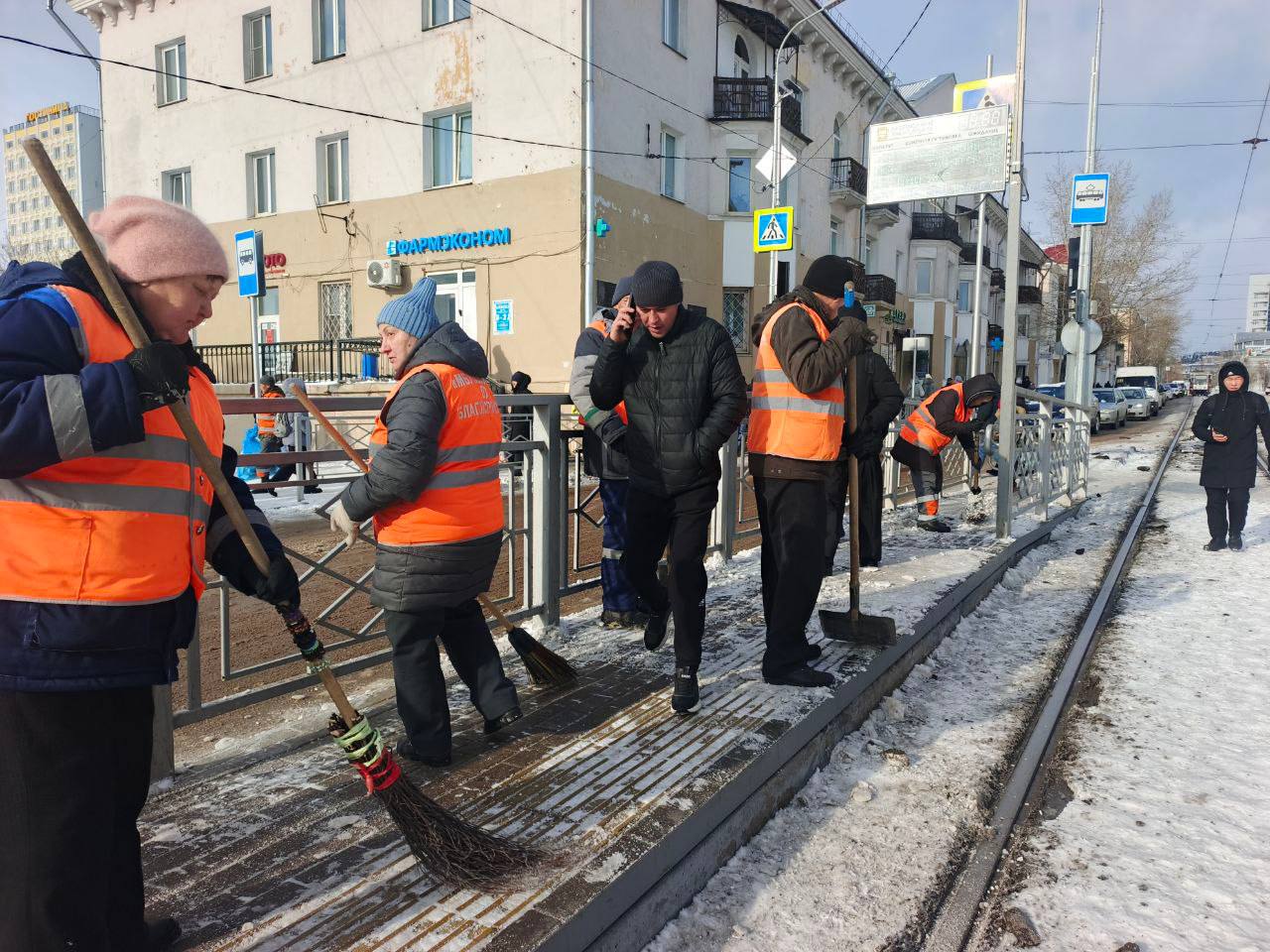 С самого раннего утра, пока город только просыпается, более 100 сотрудников Комбината по благоустройству уже на улицах: они убирают остановки, тротуары, пешеходные зоны и разделительные полосы С самого раннего утра, пока город только просыпается, более 100 сотрудников Комбината по благоустройству уже на улицах: они убирают остановки, тротуары, пешеходные зоны и разделительные полосы