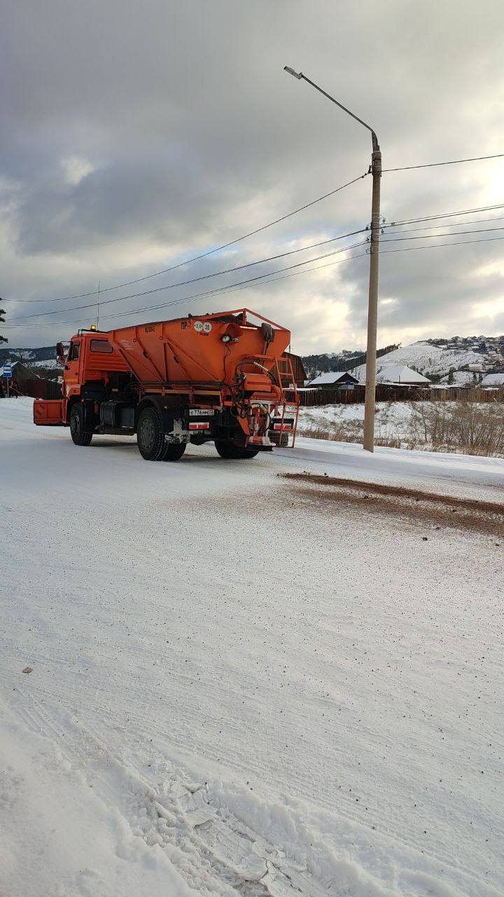 Всю ночь и с самого раннего утра сотрудники Комбината по благоустройству продолжают уборку снега Всю ночь и с самого раннего утра сотрудники Комбината по благоустройству продолжают уборку снега