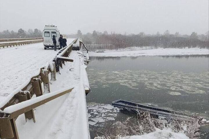 Грузовик с углем упал с моста в реку Чикой в Бурятии: водитель погиб