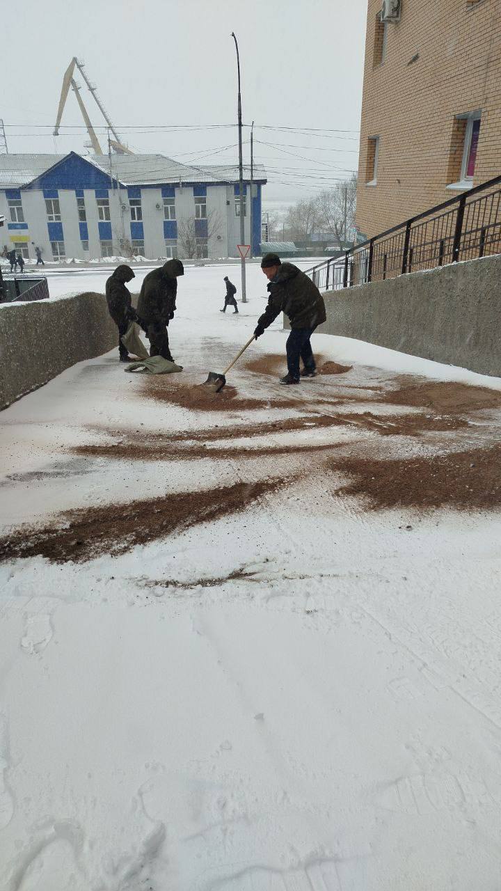 С самого раннего утра, пока город только просыпается, более 100 сотрудников Комбината по благоустройству уже на улицах: они убирают остановки, тротуары, пешеходные зоны и разделительные полосы С самого раннего утра, пока город только просыпается, более 100 сотрудников Комбината по благоустройству уже на улицах: они убирают остановки, тротуары, пешеходные зоны и разделительные полосы