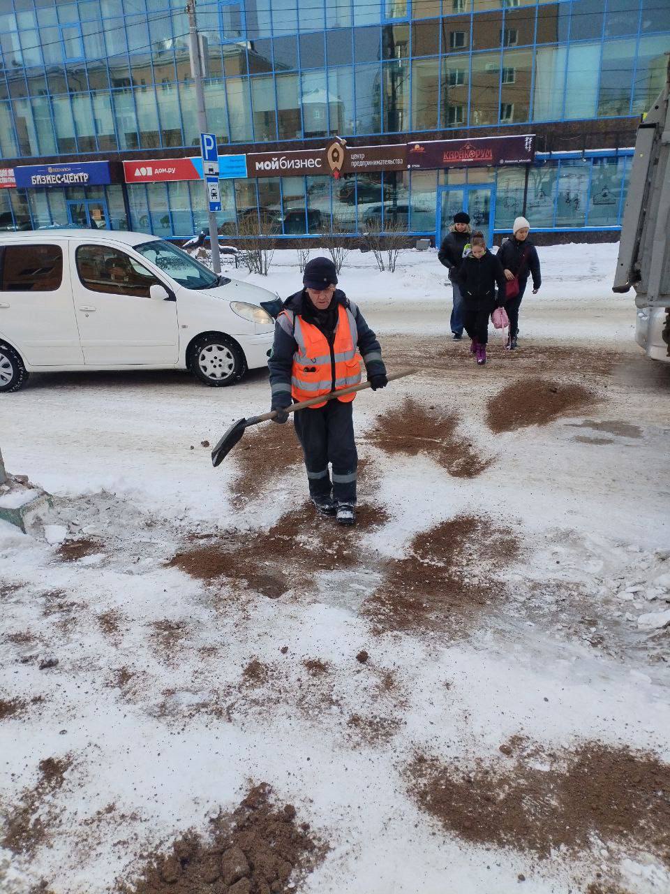 С самого раннего утра, пока город только просыпается, более 100 сотрудников Комбината по благоустройству уже на улицах: они убирают остановки, тротуары, пешеходные зоны и разделительные полосы С самого раннего утра, пока город только просыпается, более 100 сотрудников Комбината по благоустройству уже на улицах: они убирают остановки, тротуары, пешеходные зоны и разделительные полосы