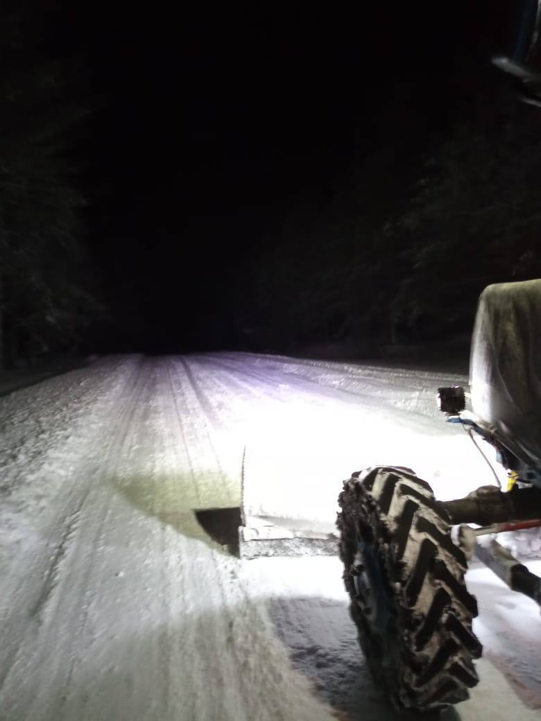 Из-за сильного снегопада дорожники перешли на усиленный режим и работают в круглосуточном режиме Из-за сильного снегопада дорожники перешли на усиленный режим и работают в круглосуточном режиме